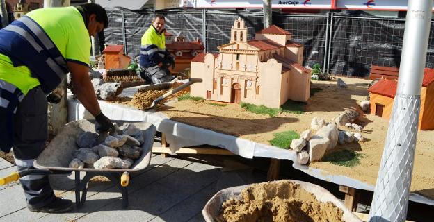 Dos operarios del Parque Municipal de Servicios y Obras de Calahorra durante el montaje, ayer, del belén del Ayuntamiento. :: 