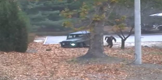 Imagen del vídeo con el desertor corriendo en la zona desmilitarizada entre las dos Coreas. :: efe