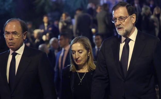 García Escudero (i), Pastor (c) y Rajoy, en el funeral. 