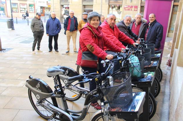 Unos vecinos de Haro prueban las nuevas bicicletas ante la supervisión de los concejales Ángel Conde y Leopoldo García. :: 