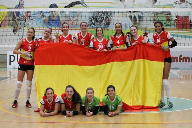 Las jugadoras del Minis de Arluy Logroño celebran la victoria en la cancha del Famalicao. ::