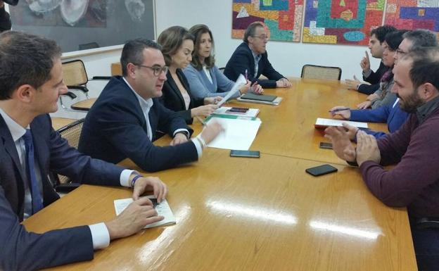 Representantes del PP y de Ciudadanos pactan el acuerdo municipal. 