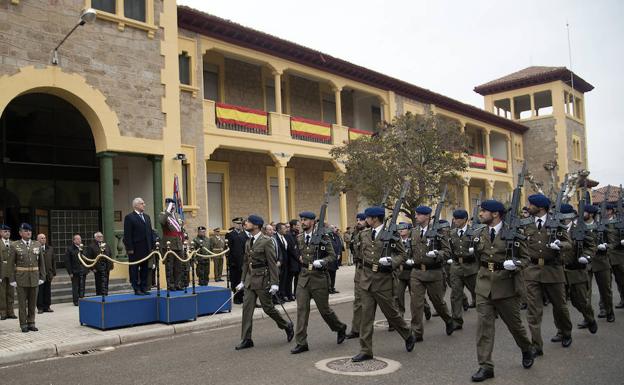 Desfile en el acuartelamiento Héroes del Revellín. 