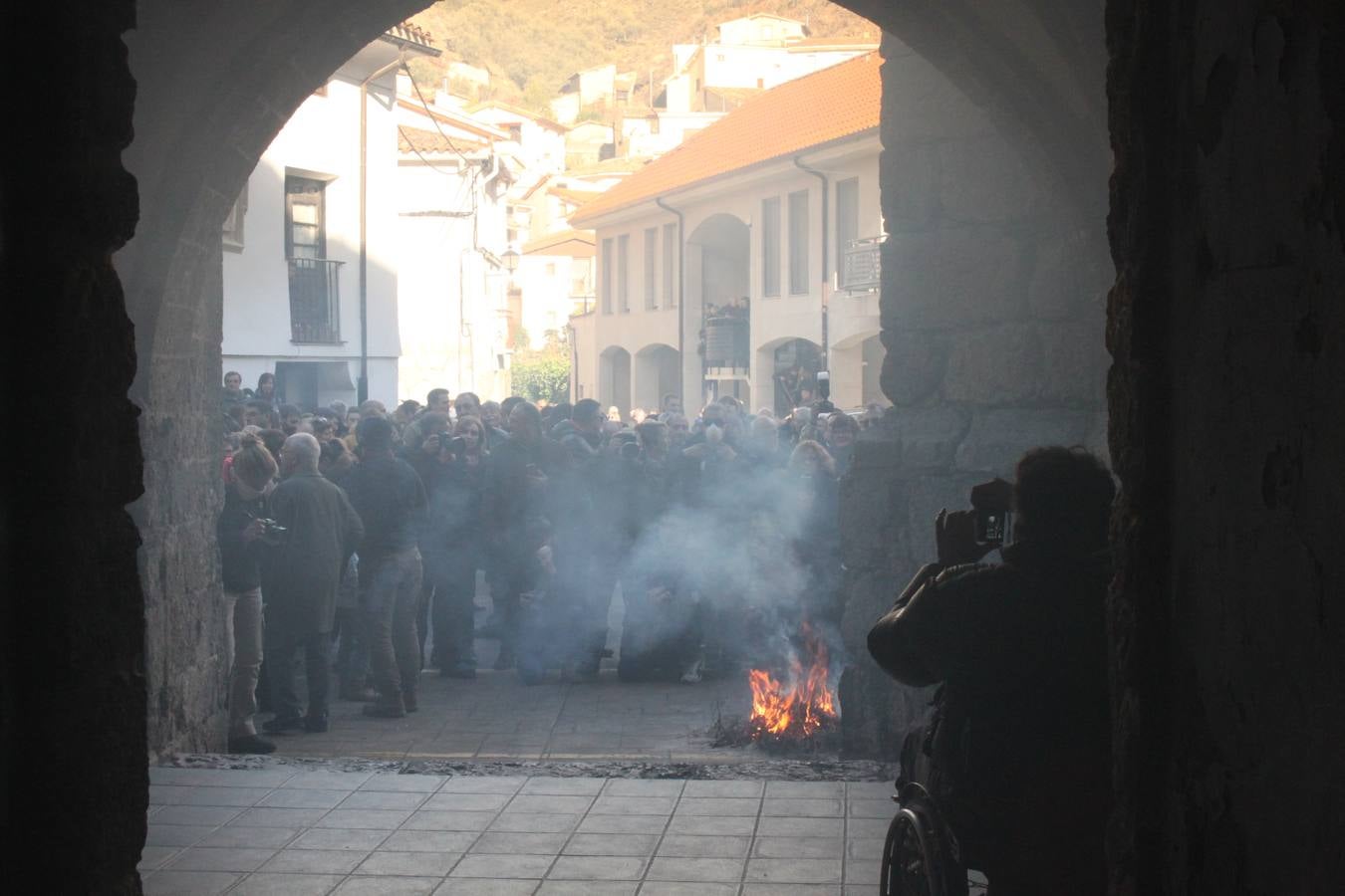 Al paso de San Andrés se van encendiendo las hogueras que se humedecen en romero y grojo