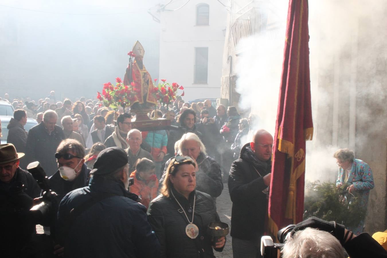 Al paso de San Andrés se van encendiendo las hogueras que se humedecen en romero y grojo