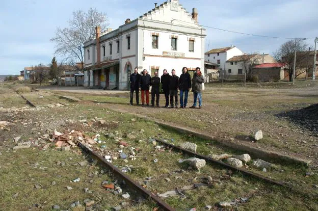 El senador Francisco Martínez-Aldama en una visita a la estación de tren de Cervera, en Valverde. :: s.s.j.