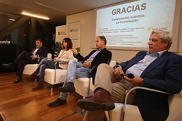 El experto en ciberseguridad Ramsés Gallego, la física teórica Verónica Fernández, Enrique Lizaso, The Quantum World Association, y Alfonso Rubio-Manzanares. :: 