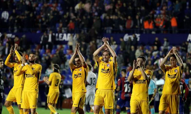 Los jugadores del Atlético aplauden a sus aficionados al término del partido. :: efe