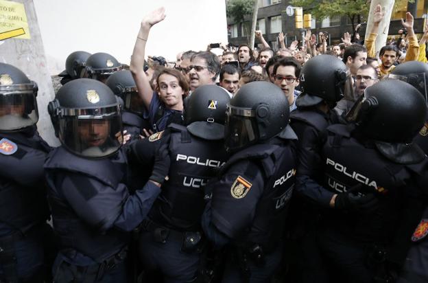 Efectivos de las Unidades de Intervención de la Policía (UIP) en Barcelona, el 1-0. :: pau barrena / AFP