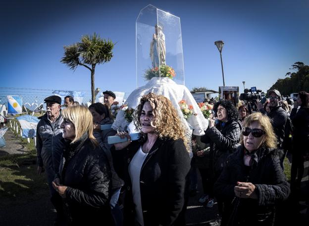 Marcha en Mar del Plata en apoyo a las familias de los 44 tripulantes del submarino desaparecido. :: Chipi González/ efe

