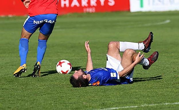 Antxón Muneta, dolorido en el suelo, durante el partido con el Sporting. 