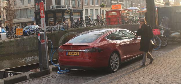 Amsterdam. Punto de recarga público en una calle de la ciudad holandesa. :: C.A.m.