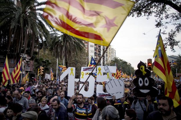Manifestación en Barcelona el 11 de noviembre para protestar por el encarcelamiento de los políticos catalanes. :: Quique García / Efe
