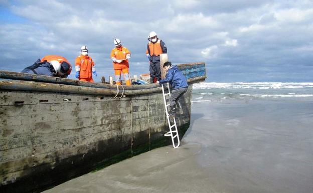 Una imagen del bote hallado.