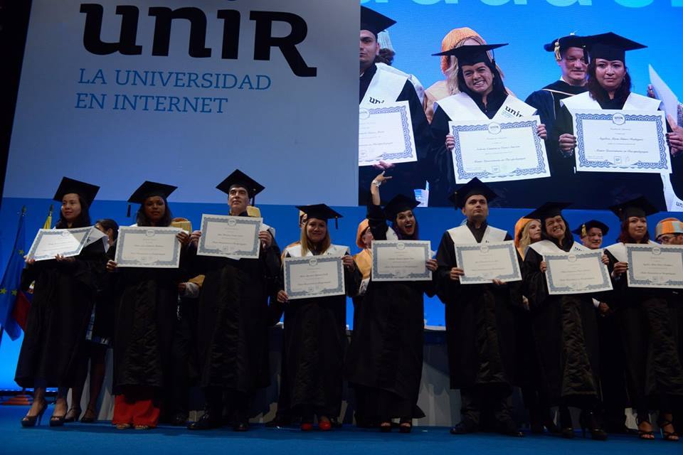 Un millar de alumnos de diez países americanos asistieron en Bogotá al acto de graduación de la Universidad Internacional de La Rioja (UNIR).