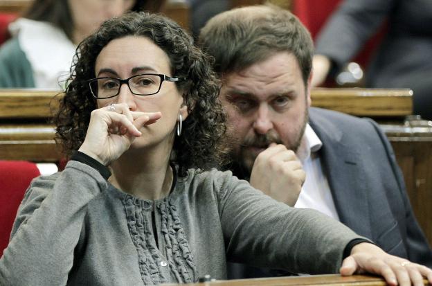 La exportavoz de ERC, Marta Rovira, junto a Oriol Junqueras en el Parlamento catalán. :: a. dalmau / efe