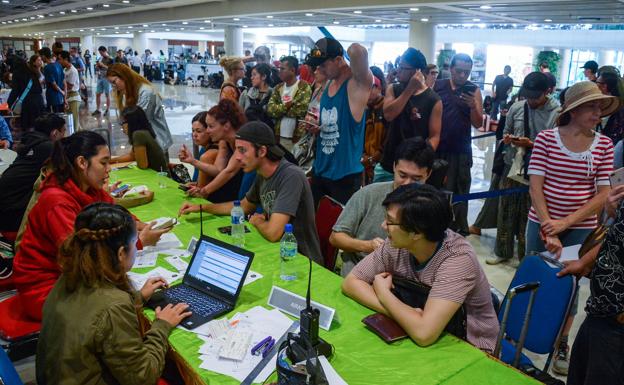 Multitud de viajeros en el aeropuerto internacional Ngurah Rai.