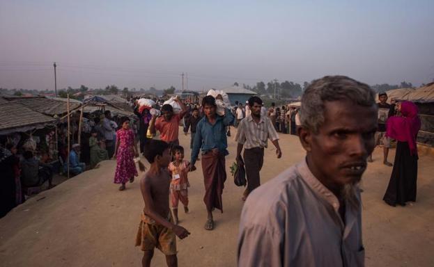 Varios refugiados rohingya, en un campamento.