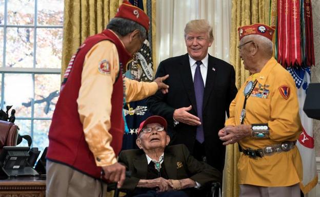 Donald Trump, junto a tres nativos americanos excombatientes de la Segunda Guerra Mundial.