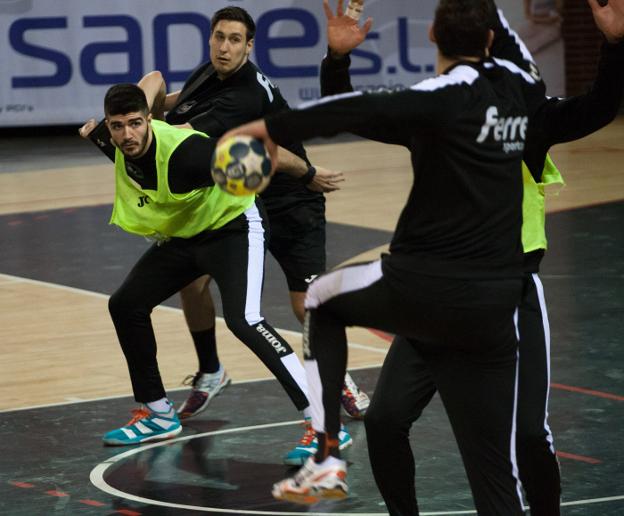 Kule Kusan pugna con Imanol Garciandia en un entrenamiento del Ciudad de Logroño. :: Díaz Uriel
