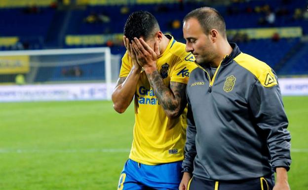 Vitolo se marchó lesionado durante el choque ante el Deportivo. 