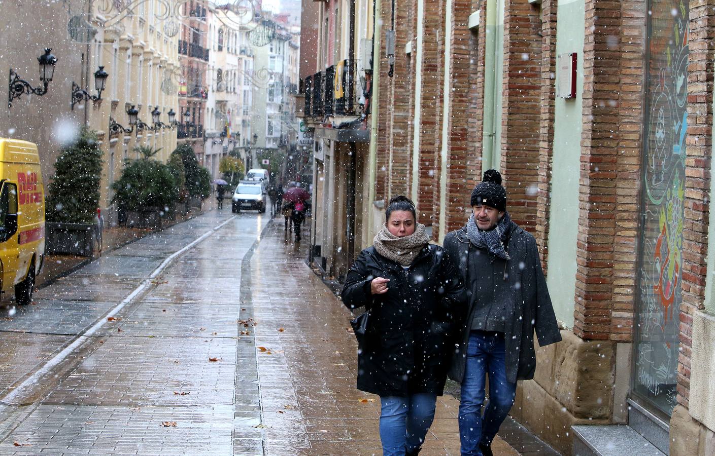 Los vecinos de la capital riojana se vieron sorprendidos por una nevada que, aunque corta, fue intensa por momentos