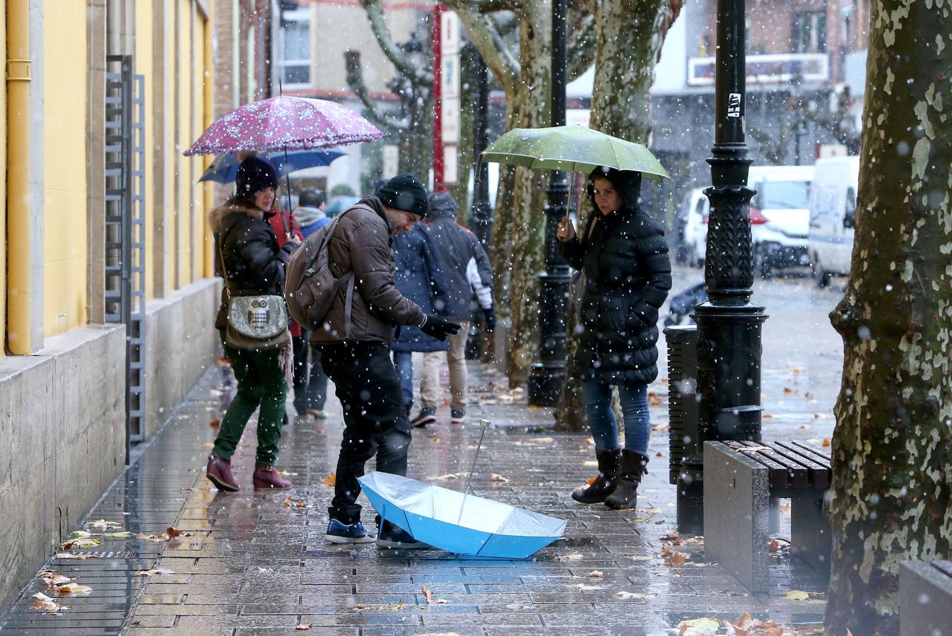 Los vecinos de la capital riojana se vieron sorprendidos por una nevada que, aunque corta, fue intensa por momentos