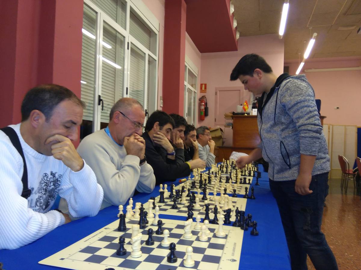 Se ha celebrado el XIV abierto de ajedrez Ribera del Ebro que organiza el Club Ajedrez de Alfaro.Esta es la segunda jornada del torneo y se ha disputado este sábado por la tarde en Cervera del Río Alhama. Al mismo tiempo ha habido simultáneas de ajedrez con el campeón riojano sub18, el cerverano Jorge Ruiz.