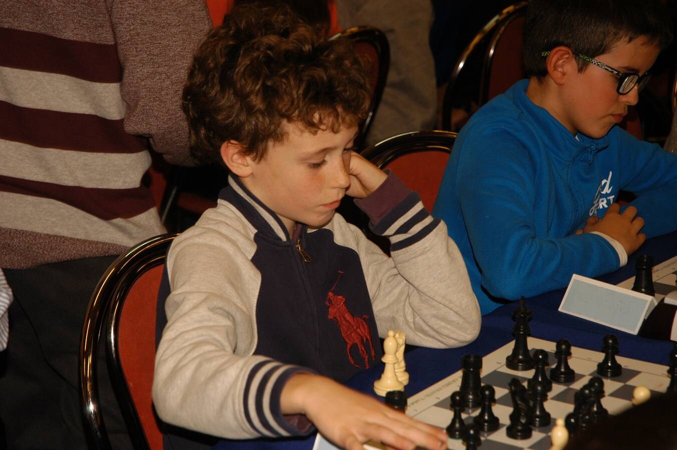 Se ha celebrado el XIV abierto de ajedrez Ribera del Ebro que organiza el Club Ajedrez de Alfaro.Esta es la segunda jornada del torneo y se ha disputado este sábado por la tarde en Cervera del Río Alhama. Al mismo tiempo ha habido simultáneas de ajedrez con el campeón riojano sub18, el cerverano Jorge Ruiz.