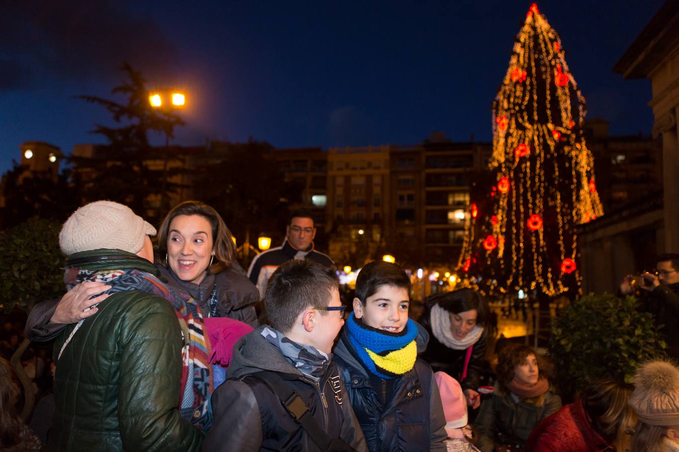 Logroño ya vuelve a brillar por Navidad. Este sábado, 2 de diciembre, los más pequeños han vuelto a ser los protagonistas del encendido de las luces de Navidad acompañados por la alcaldesa de Logroño, Cuca Gamarra.