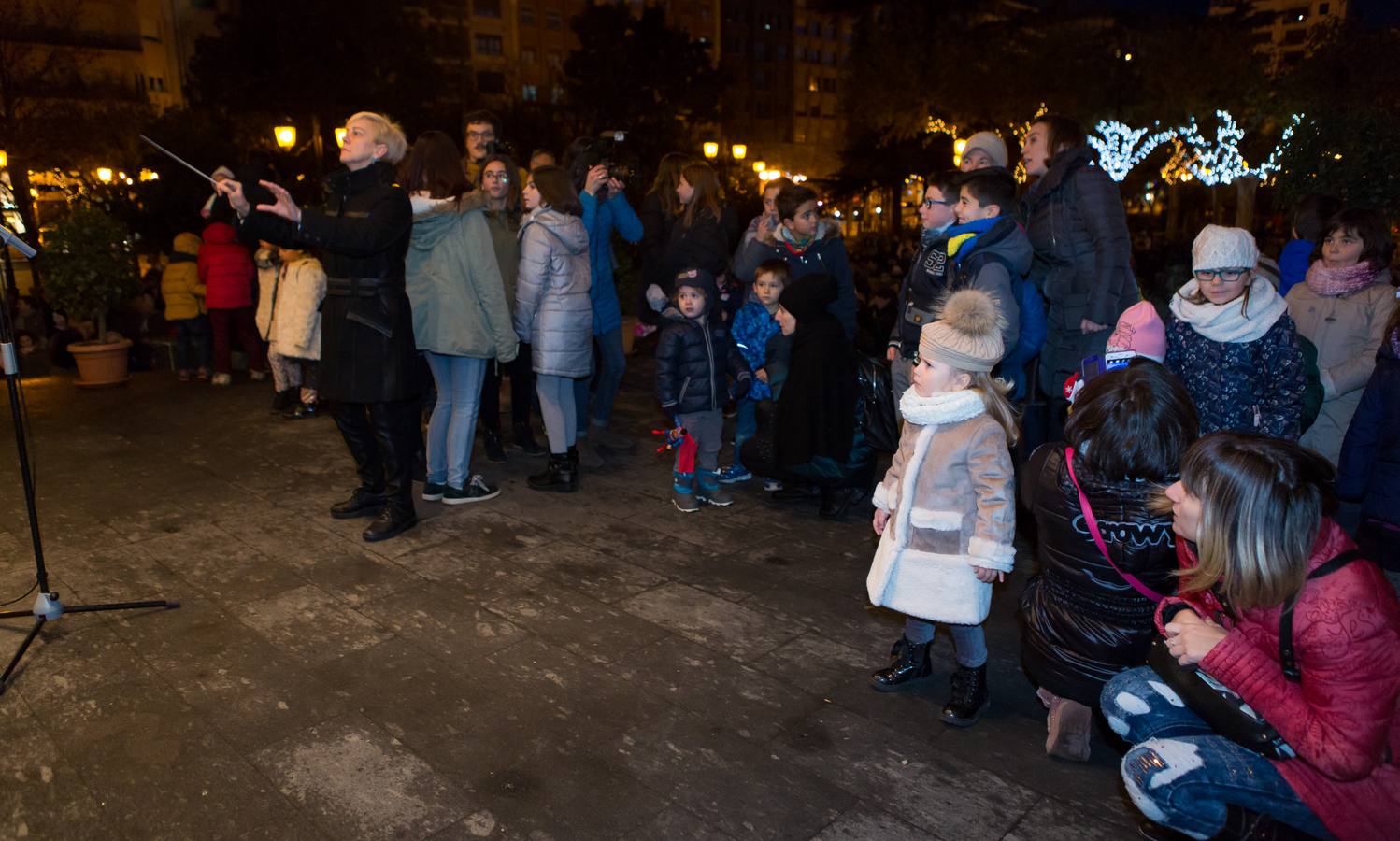 Logroño ya vuelve a brillar por Navidad. Este sábado, 2 de diciembre, los más pequeños han vuelto a ser los protagonistas del encendido de las luces de Navidad acompañados por la alcaldesa de Logroño, Cuca Gamarra.