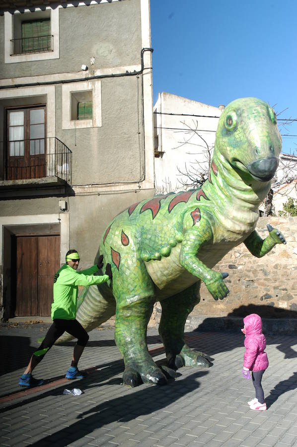 Este domingo se ha celebrado la V Carrera 'Entre dinosaurios' villa de Igea. El frío no ha sido un impedimento para los atletas.
