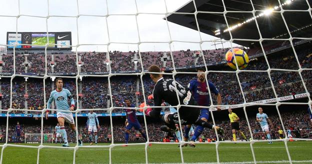 Luis Suárez anota el segundo gol del Barcelona en el partido de ayer. :: reuters