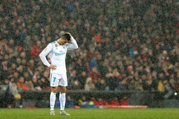 Cristiano Ronaldo se queda pensativo después de una acción fallada. A pesar de la lluvia, el Madrid no mojó en San Mamés. :: efe