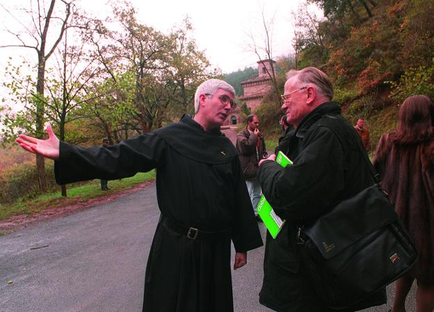 El entonces prior del monasterio, Jesús Lerena, conversa con el enviado de Icomos, Henry Cleere, durante la visita que el arqueólogo británico giró a San Millán en noviembre de 1996. :: fernando díaz