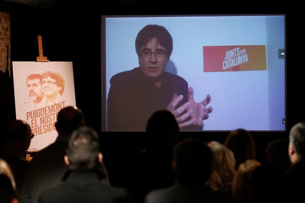 Puigdemont, durante su intervención por videoconferencia en un acto de Junts per Catalunya. :: p. b. / afp
