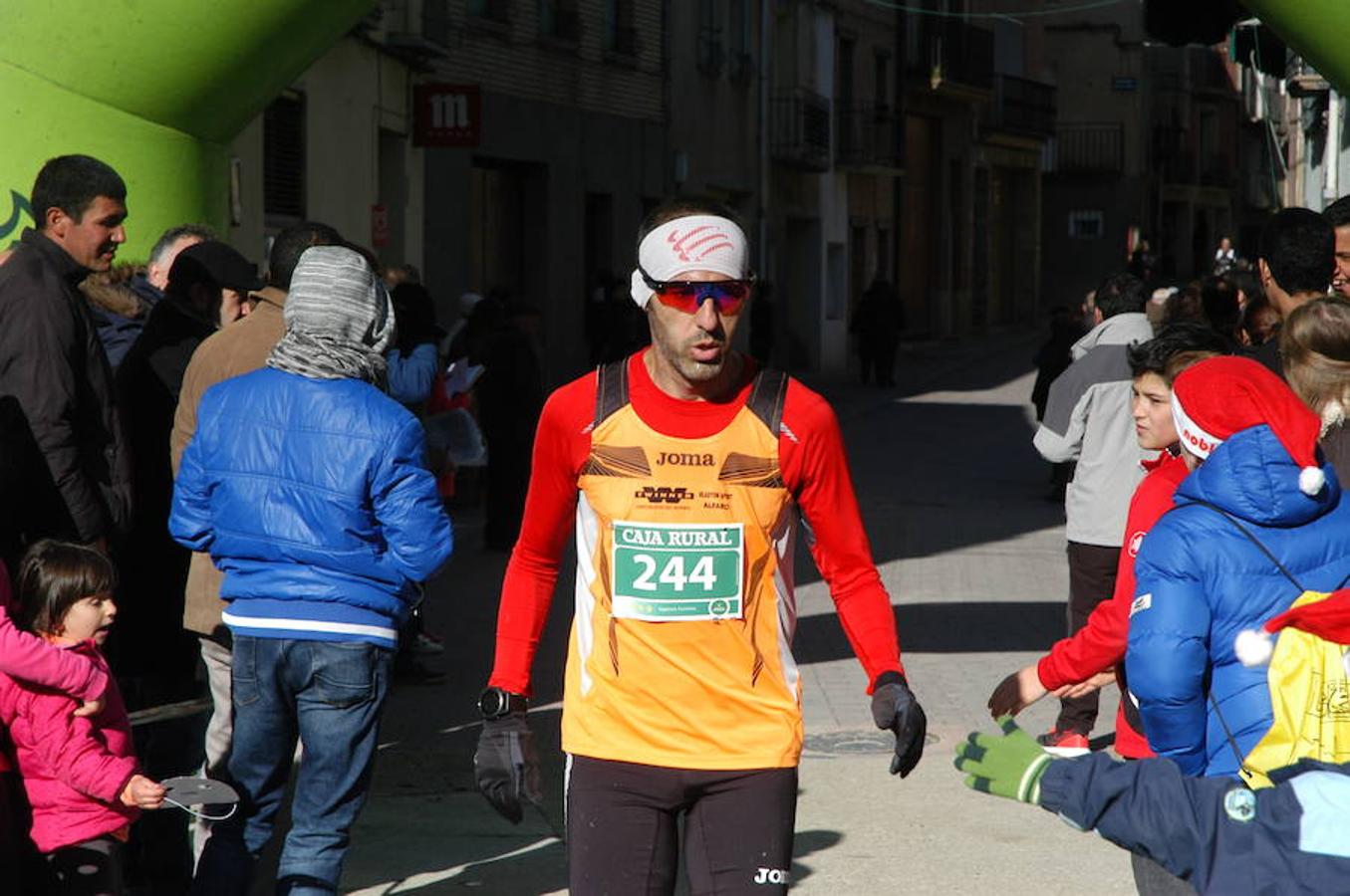 Este domingo se ha celebrado la V Carrera 'Entre dinosaurios' villa de Igea. El frío no ha sido un impedimento para los atletas.