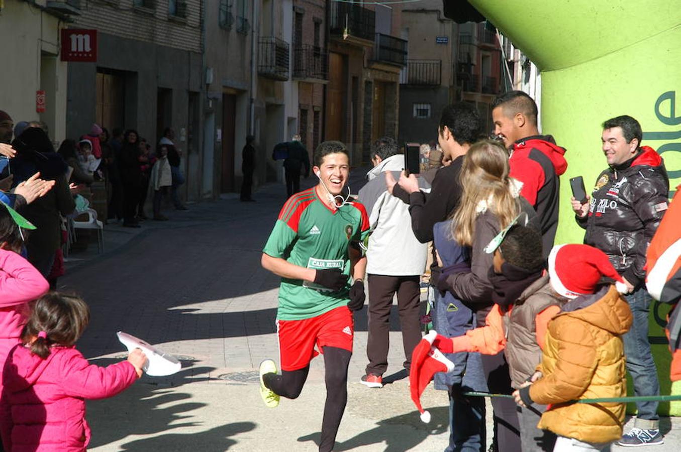 Este domingo se ha celebrado la V Carrera 'Entre dinosaurios' villa de Igea. El frío no ha sido un impedimento para los atletas.