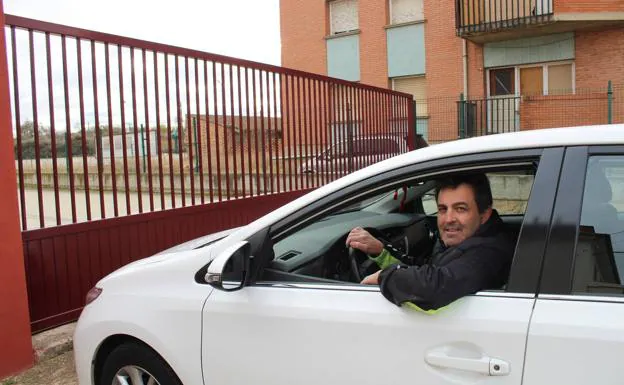 Imagen principal - Jesús Subero, en su coche a punto de salir hacia la N-232. | La nacional, ayer por la tarde en El Villar de Arnedo. | Subero se cruza con un camión de poco tonelaje en la 232.