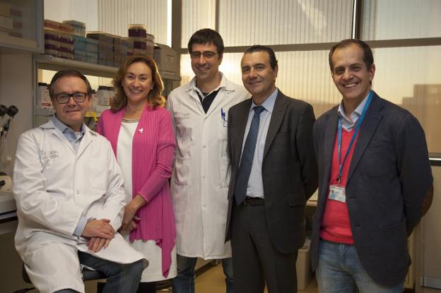 La consejera María Martín y el director gerente de la Fundación Rioja Salud, Javier Aparicio, junto al director del equipo investigador, Alfredo Martínez, entre otros miembros de la Unidad. :: g. de la rioja