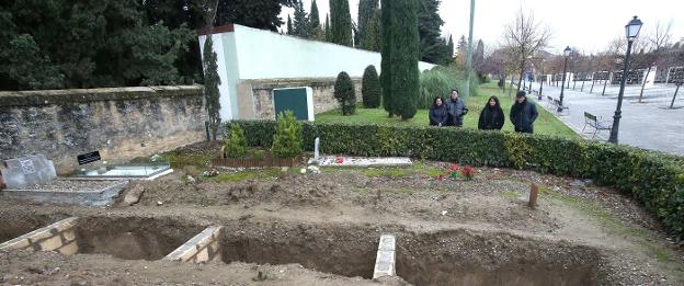 Los portavoces junto al cementerio musulmán y, a sus espaldas, la parcela que solicitan para la ampliación del mismo. :: juan marÍN