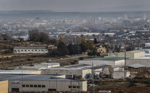 Polígono industrial en el término municipal de localidad alavesa de Laguardia, con Logroño al fondo.