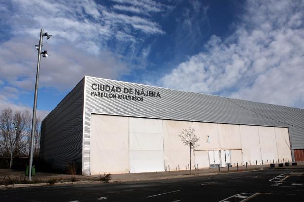 Exterior del pabellón multiusos Ciudad de Nájera, ubicado junto al río Najerilla y la autovía del Camino. :: 