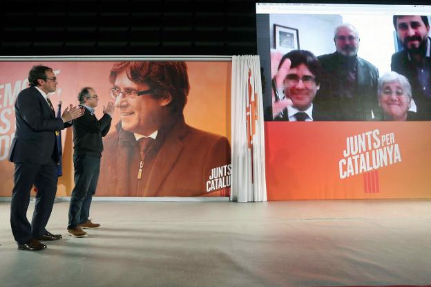 Los exconsejeros Rull y Turull aplauden a Puigdemont que les saludó ayer en un vídeo. :: Toni Albir / efe