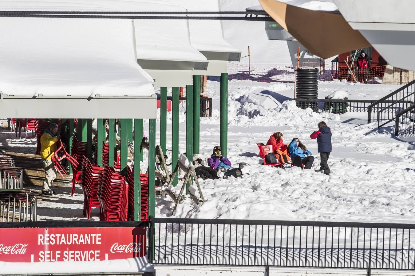 La estación riojana abrió sus instalaciones para el deporte este martes y espera la visita de numerosos esquiadores este puente