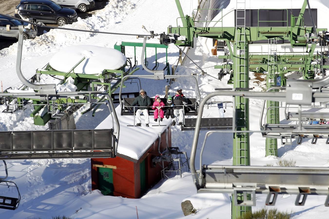 La estación riojana abrió sus instalaciones para el deporte este martes y espera la visita de numerosos esquiadores este puente