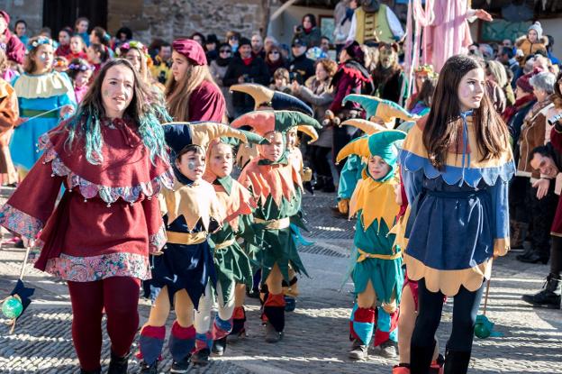 Alegría, bailes y colorido en la inauguración del Mercado Medieval, que repartirá una intensa animación de calle todos estos días en el Casco Histórico de la ciudad calceatense. :: albo