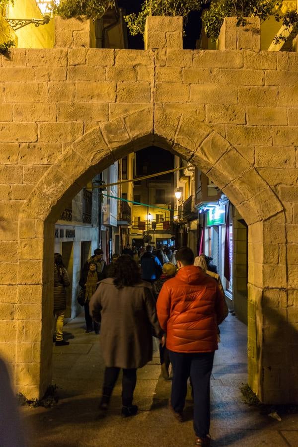 Cuando cayó la noche de este miércoles se pudo seguir disfrutando de los mercados y los espectáculos. Esta mañana, la localidad continuaba recibiendo a los turistas