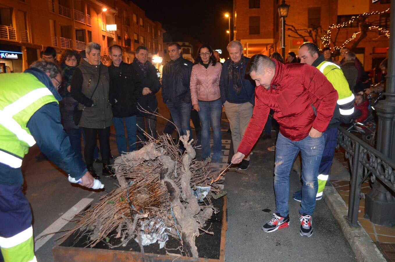 El fuego y las hogueras iluminaron este jueves la localidad, junto a las luces navideñas