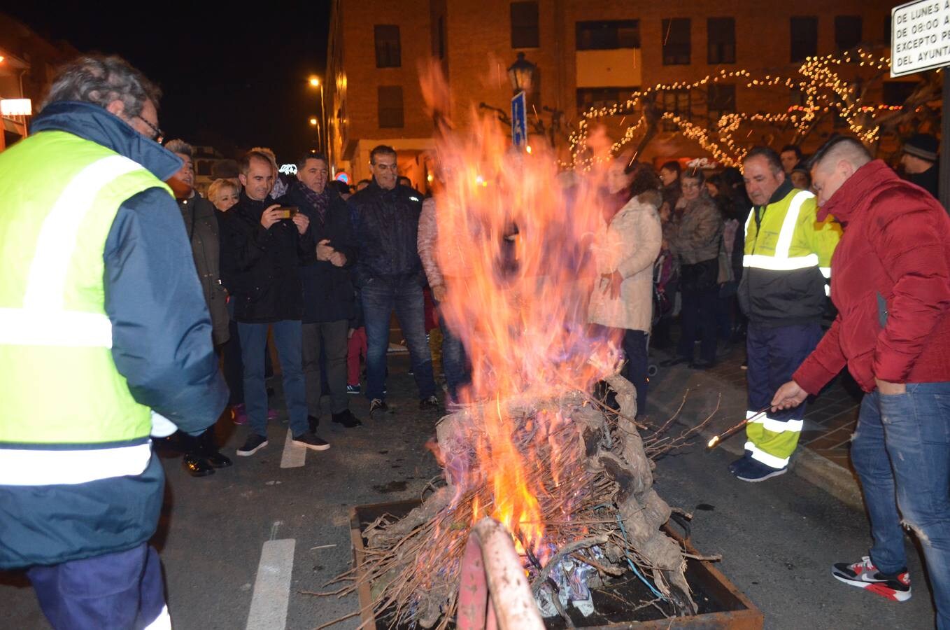 El fuego y las hogueras iluminaron este jueves la localidad, junto a las luces navideñas